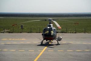 helicóptero aterrizado en el aeropuerto foto