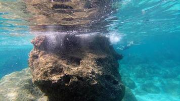 vista submarina de agua cristalina de Cerdeña mientras se bucea foto