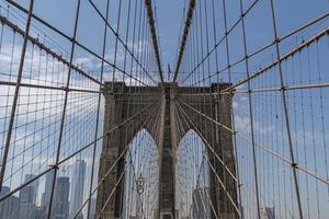 puente de brooklyn en un día soleado foto