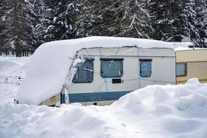 rv trailer caravan roulotte covered by white snow photo