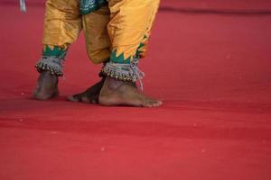 detalle de pie de danza tradicional india foto