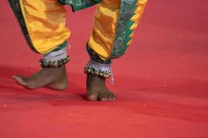 detalle de pie de danza tradicional india foto