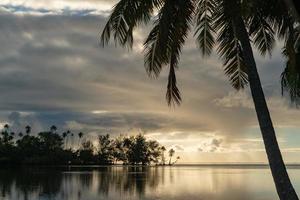 maravillosa puesta de sol en la polinesia francesa foto