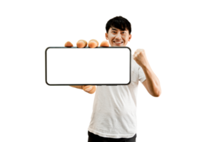 hombre asiático sosteniendo un teléfono inteligente con pantalla blanca vacía png