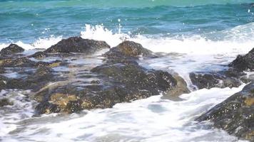 wilder felsiger strand mit meereswellen video