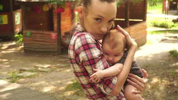 jovem mãe com bebê nos braços video