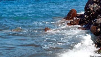 wild rotsachtig strand met oceaan golven video