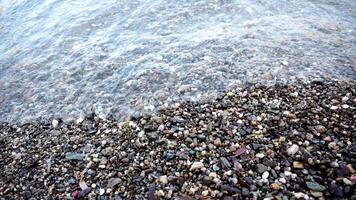 belle plage de galets avec des vagues de la mer video