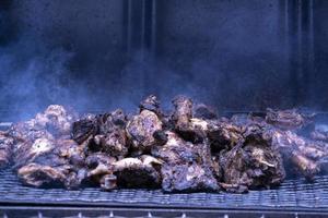 muchos pollos a la parrilla barbacoa foto