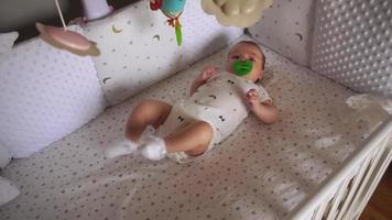 dichtbij omhoog van schattig weinig baby meisje video