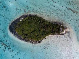 vista aérea de la laguna muri en la isla cook de polinesia foto