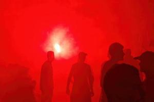 humo rojo gente negra silueta protesta demostración foto