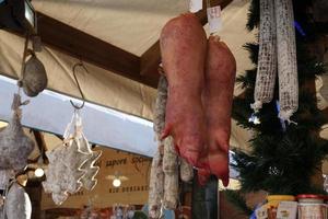 trento, italia - 9 de diciembre de 2017 - gente en el tradicional mercado navideño foto