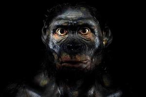 hombre neandertal aislado en negro foto