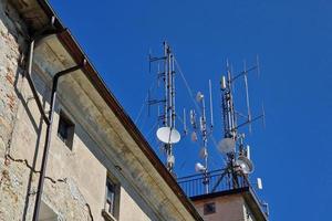 gran antena de comunicación en el cielo azul foto