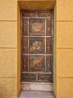 cabella ligure antigua iglesia piamonte puerta de bronce bajorrelieve foto
