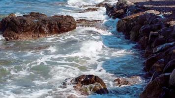 selvaggio roccioso spiaggia con oceano onde video