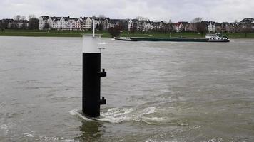 starke strömung auf dem rhein im hafen düsseldorf. große Metallstütze im Wasser zum Festmachen von Schiffen. düsseldorf, deutschland - 19. februar 2020. video