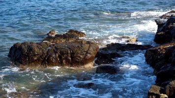 vagues de la mer sur la plage rocheuse video