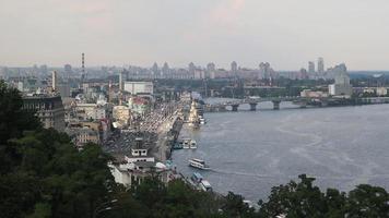 un' bellissimo Visualizza di il storico parte di il città di kiev e il dnieper a partire dal il bicchiere pedone ponte, sfondo. piacere Barche su il dnepr. panorama di kiev a partire dal il aria. video