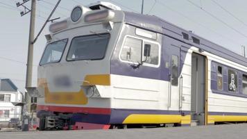 plataforma en la estación de tren, los pasajeros esperan el tren de alta velocidad y luego abordan el tren. los pasajeros están esperando para abordar el tren en la estación. video