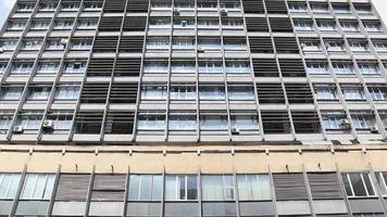 fenêtres de bureau d'un immeuble de grande hauteur d'entreprise. panoramique vertical. video