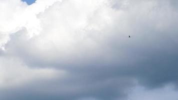 ultralicht klein propeller aangedreven privaat Jet vliegend in de lucht met wolken over- de vliegveld. achterzijde visie van een turboprop vliegtuig nemen uit. video