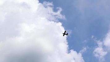 Ultraleichter kleiner Privatjet mit Propellerantrieb, der mit Wolken über dem Flugplatz am Himmel fliegt. Rückansicht eines startenden Turboprop-Flugzeugs. video