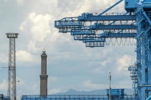 lugar de trabajo del puerto de grúas de contenedores en el faro de Génova Lanterna foto