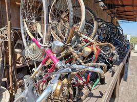 muchas bicicletas antiguas detalle de bicicleta foto