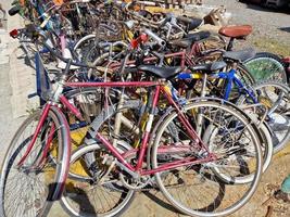 muchas bicicletas antiguas detalle de bicicleta foto
