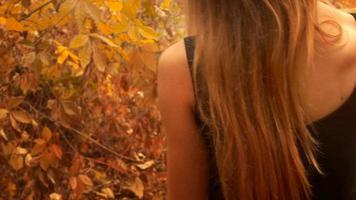 Mädchen im Herbst stilvolle Stiefel im Park spazieren video