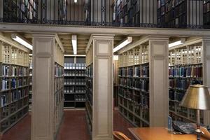 nueva york, estados unidos - 4 de mayo de 2019 - interior de la biblioteca pública en la quinta avenida foto