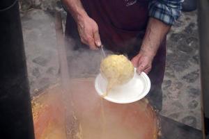 gente cocinando polenta maíz tradicional harina de trigo foto