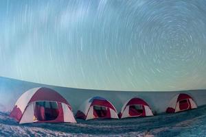 campamento nocturno con rastro de estrellas foto