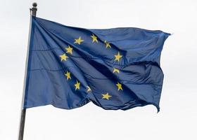 ondeando la bandera azul europea aislado en blanco foto