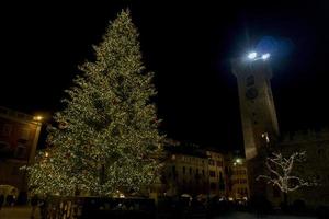 trento italia árbol de navidad en la noche foto