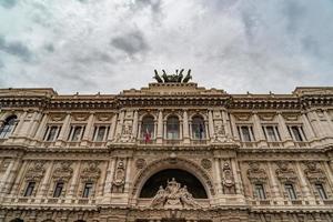 vista del palacio de roma corte di cassazione en un día nublado foto