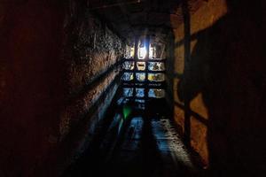 rejilla de barrotes de hierro de prisión medieval foto