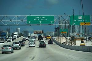 miami, usa - 5 de noviembre de 2018 - miami florida carreteras congestionadas foto