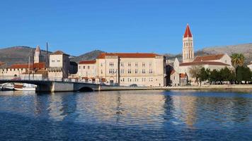 Blick auf die Stadt Trogir in Kroatien. Fluss, der unter der Brücke und den Bergen im Hintergrund fließt. Urlaub und Reiseziele. Unesco-Weltkulturerbe. Urlaub an der Adria. video