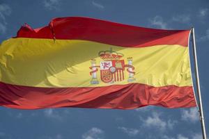 ondeando la bandera de españa en el cielo azul foto