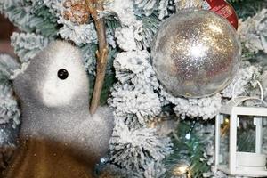 adorno del árbol de navidad en el mercado foto