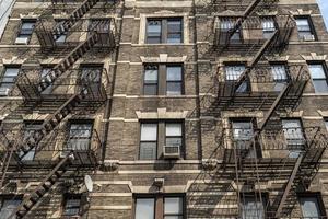 escalera de incendios en el edificio de la ciudad de nueva york foto