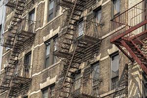 escalera de incendios en el edificio de la ciudad de nueva york foto