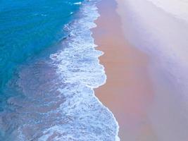 vista aérea de la superficie del mar, foto a vista de pájaro de las olas y la textura de la superficie del agua, fondo marino turquesa, hermosa naturaleza increíble vista del fondo del mar