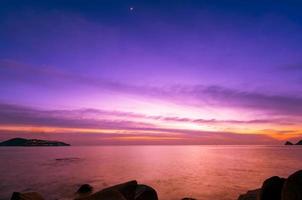 paisaje larga exposición de majestuosas nubes en el cielo puesta de sol o amanecer sobre el mar con reflejo en el mar tropical.hermoso paisaje de nubes.luz asombrosa de la naturaleza paisaje naturaleza fondo foto