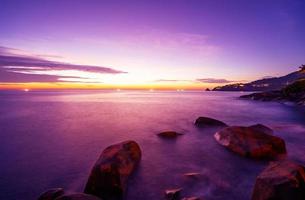 paisaje larga exposición de majestuosas nubes en el cielo puesta de sol o amanecer sobre el mar con reflejo en el mar tropical.hermoso paisaje de nubes.luz asombrosa de la naturaleza paisaje naturaleza fondo foto