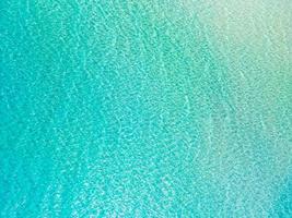 vista aérea de la superficie del mar, foto a vista de pájaro de las olas y la textura de la superficie del agua, fondo marino turquesa, hermosa naturaleza increíble vista del fondo del mar