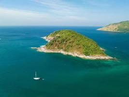 toma de vista aérea de drones del mar tropical con una hermosa isla pequeña en phuket, tailandia foto